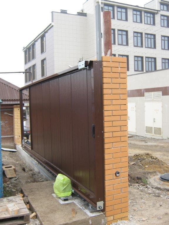 Производим установку откатных ворот в Ростове-на-Дону, беремся за проекты любой сложности. Опыт работы наших сотрудников - более 12 лет. Цены Вас приятно удивят.